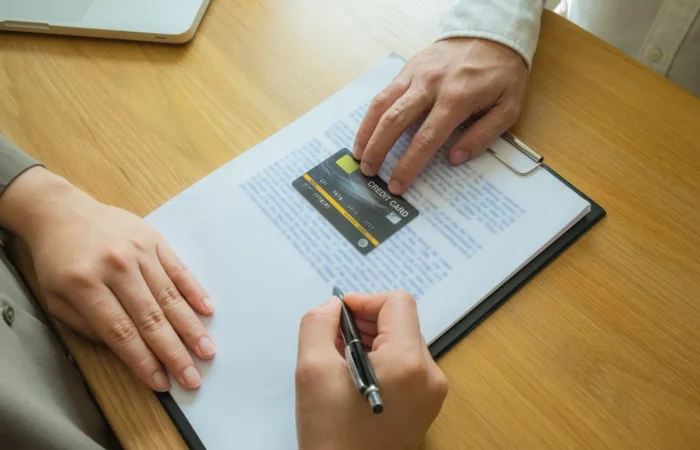 Dos personas revisando un contrato revolving antes de firmar