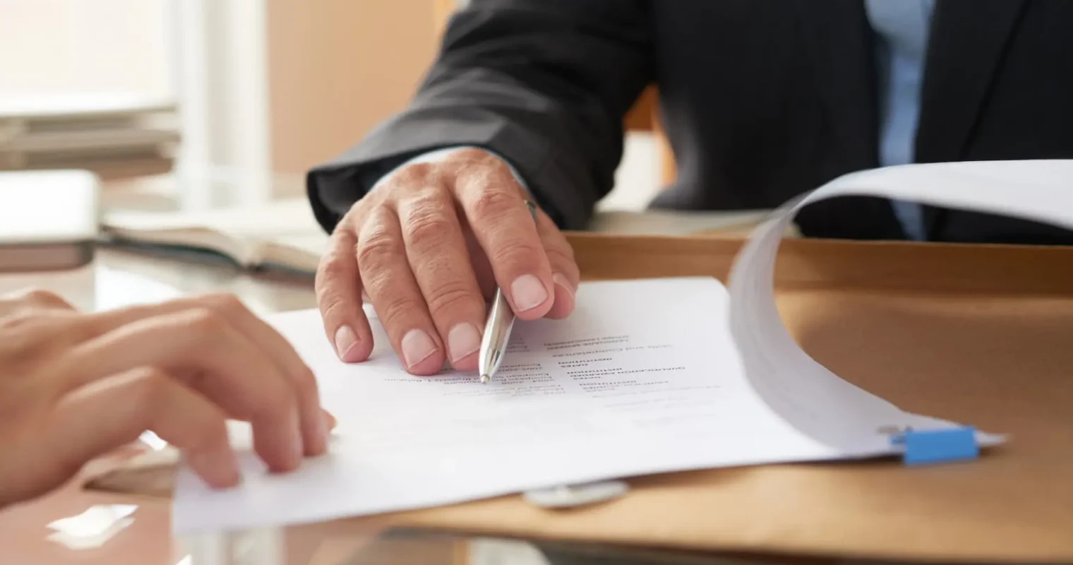Dos personas revisando un contrato revolving con posibles cláusulas abusivas